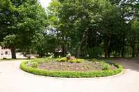 Das Blumenbeet vor dem Gutshaus