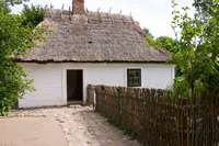 Ein kleines Haus am Dorfrand