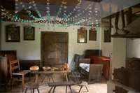 Die "schwarze Stube" mit Herd und Bett