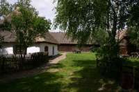 Eingang zu einer Hofreite abseits der Stra&szlig;e