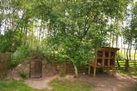 Vorratsraum und Hasenstall am Waldrand