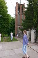 Der Turm steht etwas abseits der Kirche