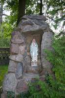 Eine Madonnenfigur auf dem Kirchengrundstück
