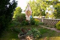 Eine relativ neue Anlage n&ouml;rdlich der Kirche