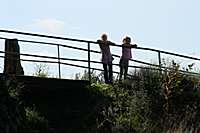 Natalie und Viktoria auf der Brücke