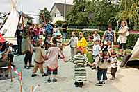 Die Kinder tanzen einen Indianertanz - ein Regentanz?