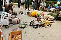 Die Kinder tanzen einen Indianertanz - ein Regentanz?