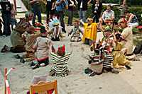 Die Kinder tanzen einen Indianertanz - ein Regentanz?