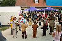 Die Kinder tanzen einen Indianertanz - ein Regentanz?