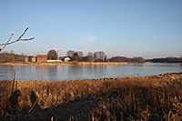 Blick auf den zugefrorenen Weiher