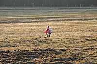 Natalie stampft &uuml;ber die Weiherwiese